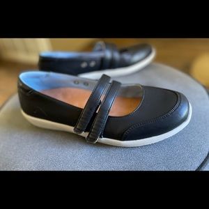 Vionic Magnolia Cala Mary Jane Sneakers